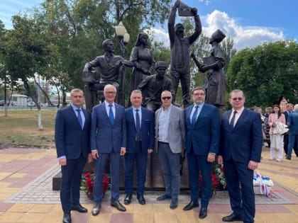 «Символ тяжелого, героического, самоотверженного и беззаветного труда медицинских работников». Николай Ренц поделился впечатлениями от скульптурной композиции «Наследие и наставнич