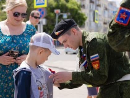 Жителям и гостям губернии вручили символы праздника - ленты триколор и значки легендарного штурмовика «ИЛ-2»