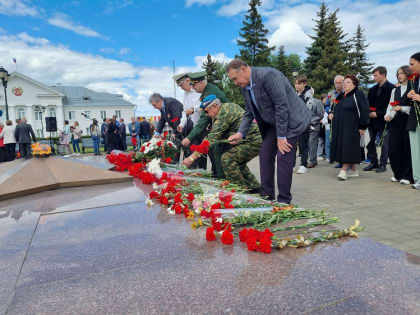Тольяттинцы зажгли свечи и возложили цветы в День памяти и скорби