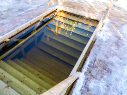 Кардиохирург рассказал о рисках зимних купаний в проруби