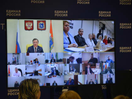 Дмитрий Азаров напомнил на встрече, что вся страна состоит из конкретных дворов и улиц – и никак иначе