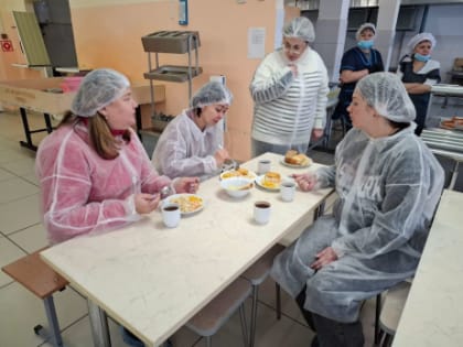 Что за меню и сколько в граммах? В Сызрани родители самолично проверили, чем кормят в школах