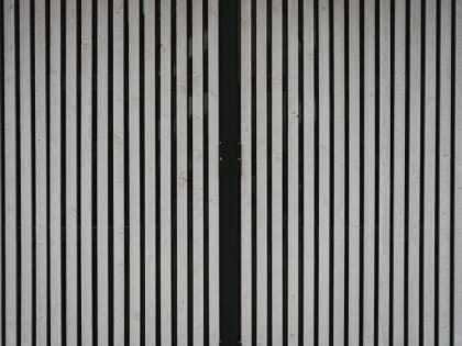 Не думали, что будет ходить: металлические ворота рухнули на мальчика в Новосибирской области