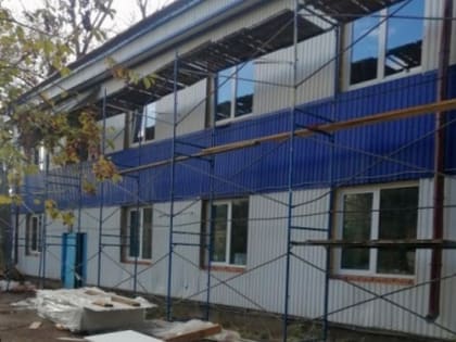 В поселке Петра Дубрава активно идет ремонт поликлиники