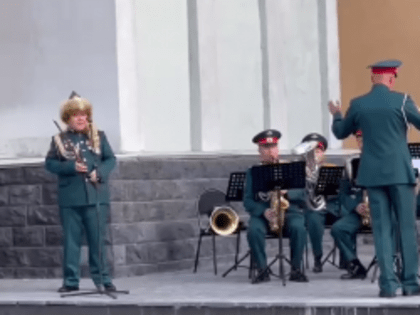 В Самаре у Дома офицеров проходят концерты духовой музыки