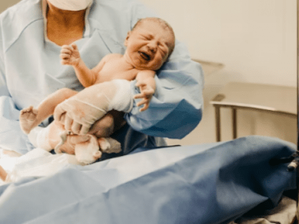 В роддоме Сызрани медики взяли кровь из пятки малыша и приняли срочные меры