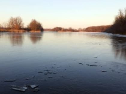 На Волге около острова Лопатино помощь спасателей потребовалась трем рыбакам