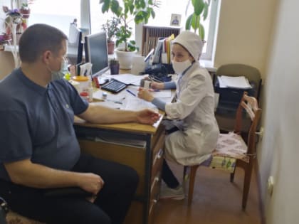Медикам хотят серьезно поднять зарплаты, чтобы переманить из частных клиник
