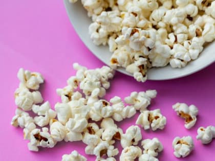 Стоматологи назвали пять снеков, которые вредят зубам