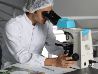 Медики теперь умеют предсказывать инфаркты и инсульты по волосам