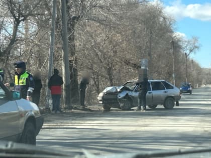 Сызранский «летчик» протаранил машину и врезался в столб у «Стройландии»