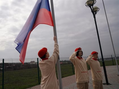 В Самарской области уроки по понедельникам начинаются с поднятия флага и исполнения гимна РФ