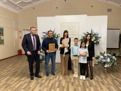 Торжественная церемония вручения свидетельств о занесения в Книгу Почета состоялась в Центральной библиотеке