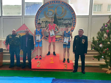 Три медали и почет: сызранские борцы разнесли своих оппонентов в Кузнецке (видео)