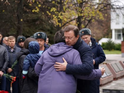 Дмитрий Азаров встретился с родными Героев России, погибших при исполнении воинского долга