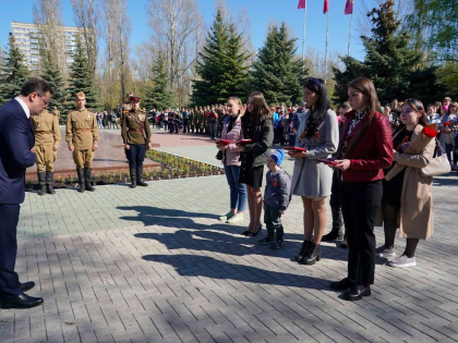 Дмитрий Азаров вручил у Вечного огня Ордена Мужества семьям погибших героев военной спецоперации на Украине