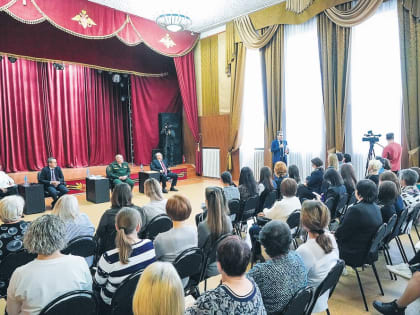 ПОМОГАЮТ ПО-СЕМЕЙНОМУ