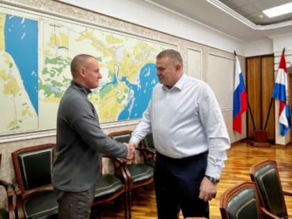 Глава Сызрани на встрече вручил мобилизованному на СВО образ Спасителя