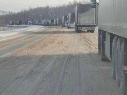 Пьяный дальнобойщик протаранил машину с людьми на трассе М-5