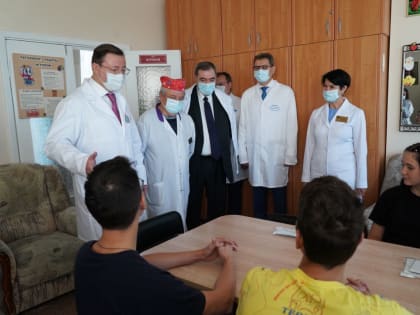 Губернатор Дмитрий Азаров в День знаний навестил самарских детей, которые проходят лечение в больнице имени Середавина