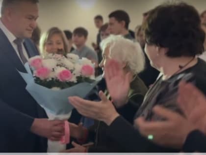 Под аплодисменты зала глава Сызрани вручил Любови Загудаевой букет цветов - видео