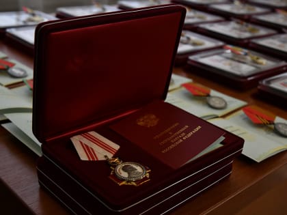 Служить России и помогать людям: Губернатор вручил землякам государственные награды