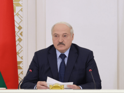 Александр Лукашенко с сегодняшнего дня запретил повышать цены в Беларуси