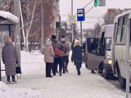 Остановился, покурил, спел песенку и начал обедать: водитель сызранской маршрутки забыл, что везет пассажиров, и устроил отдых - а потом чуть не подавился