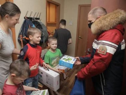 В гостях у многодетной семьи в Санкт-Петербурге побывал депутат Госдумы Михаил Романов