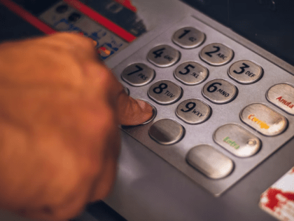 Юрист рассказала, кого из россиян коснется новое правило снятия денег с банковской карты