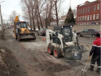 В Сызрани идет ремонт проблемных дорог, где асфальт уплывает вместе со снегом