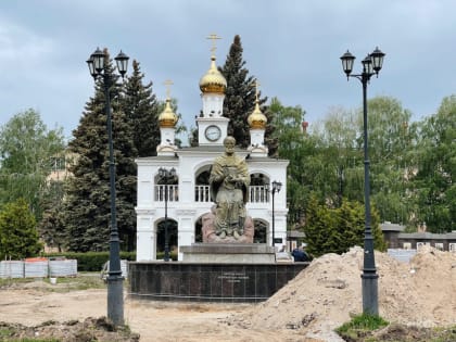 К концу июня работы вокруг звонницы и самого памятника будут завершены. Николай Ренц осмотрел Центральную площадь