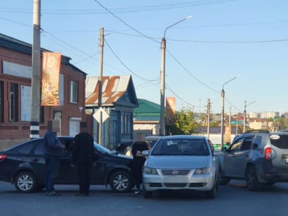 Ждем полицию: на роковом перекрестке Сызрани снова происшествие