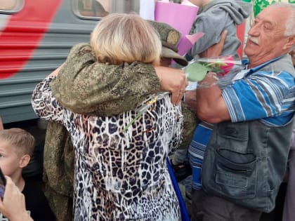 Слезы радости: в Сызрани встретили вернувшихся с Донбасса участников СВО