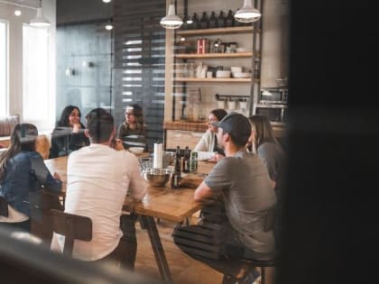 Самарские врачи рекомендуют офисным работникам заниматься лечебной гимнастикой на рабочем месте