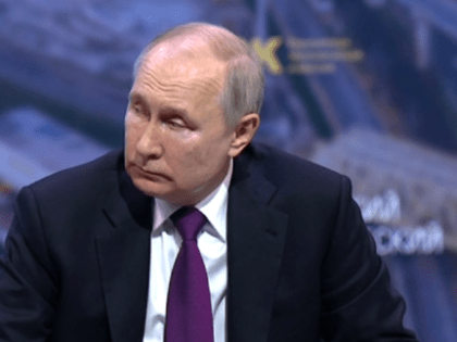 Владимир Путин заявил, что обвала экономики России уже точно не будет