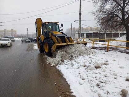 Ренц: Снег с улиц Тольятти убирают более 40 спецмашин