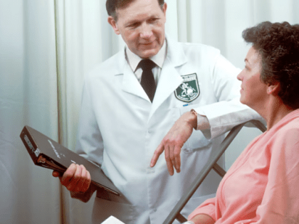 Гадаем о своем здоровье по руке: о чем говорят синяки, отеки, родинки и онемение