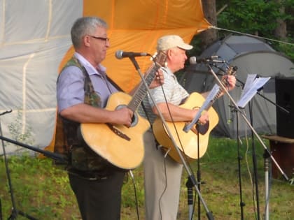 Барды Варламов и Железнов в парке споют под гитару советские шлягеры