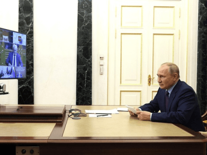 Владимир Путин заявил, что в экономике удалось избежать худшего