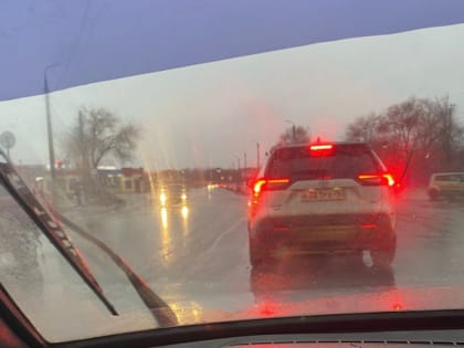 Дождь, туман и авария с автобусом: на дорогах Сызрани наблюдаются пробки