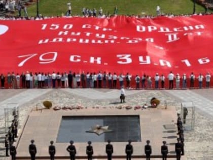 Самое большое в мире знамя Победы развернули в День России на Поклонной горе