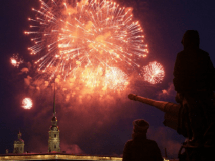 Салют в честь годовщины снятия блокады Ленинграда прогремел над Петропавловской крепостью в Петербурге