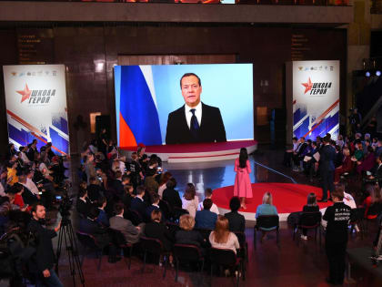 "Единая Россия": "Парты героев" будут установлены во всех регионах страны