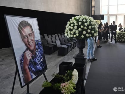 В белых розах был весь зал. Более 10 тысяч человек пришли попрощаться с Юрием Шатуновым