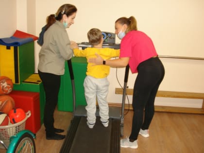 "Наш сын здесь развивается и социализируется": как в тольяттинском центре "Виктория" работает реабилитационная группа "Передышка"