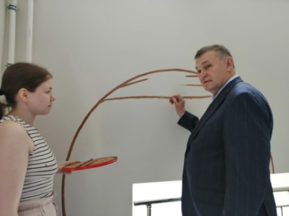 Мэр Сызрани нарисовал на стене школы сюрприз для детей