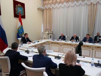 Азаров обсудил с членами Общественной палаты региона поддержку военнослужащих и их семей