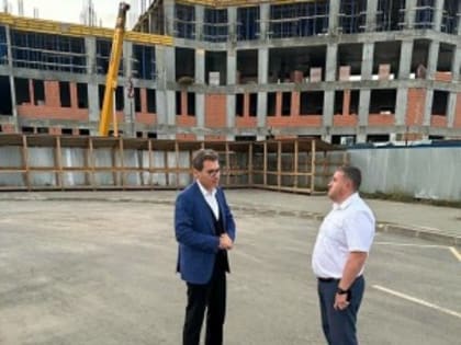 Армен Бенян проверил, как идет строительство поликлиники в Смышляевке