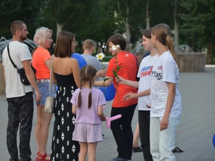 Активисты МГЕР Советского района поздравили жителей с Днём семьи в парке Победы